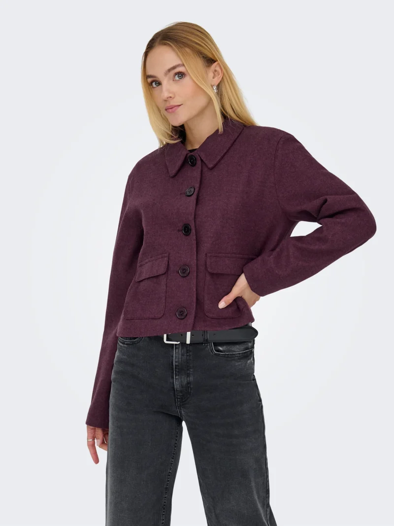 Chaqueta corta burdeos Only