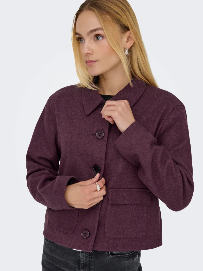 Chaqueta corta burdeos Only