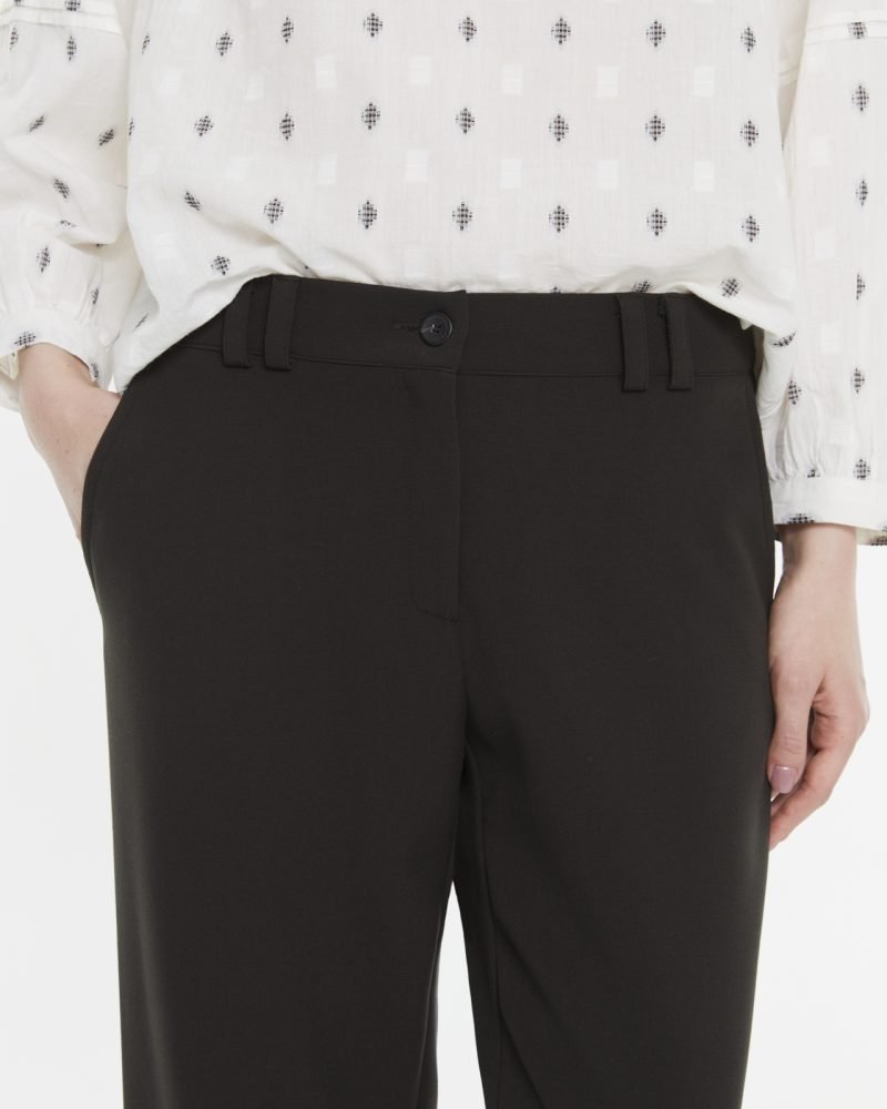 Pantalón tipo carrot marron Andam